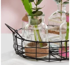 Drahtkorb mit 6 Glasflaschen