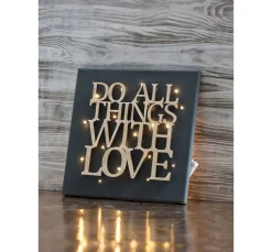 Holzschrift "Do all things with love"