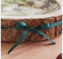 Kiefern-Pick mit Apfel, Beeren und Zapfen